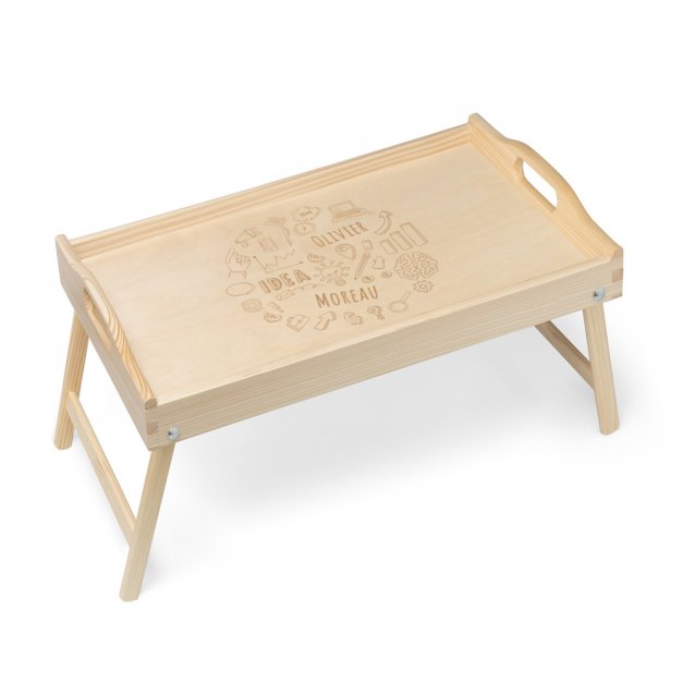 Plateau de lit en bois naturel avec gravure pour l'anniversaire d'un garçon