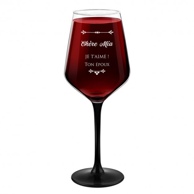 Verre à vin à pied noir avec gravure pour une femme pour un anniversaire de mariage