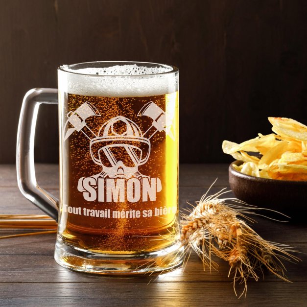 Chope en verre à bière avec gravure pour un pompier