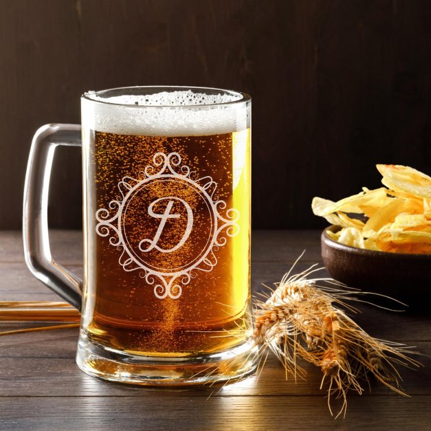 Chope en verre à bière avec gravure initiale pour gentleman