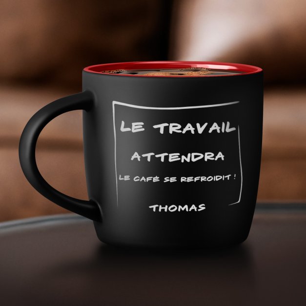 Tasse noire fond rouge en céramique avec personnalisation pour collègue travail promotion