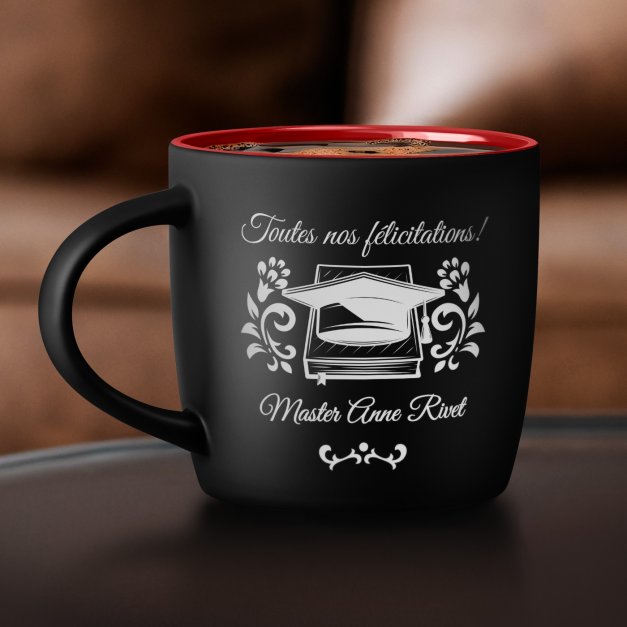 Tasse noire fond rouge en céramique avec personnalisation pour lui diplomé master
