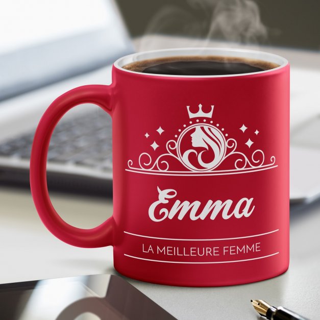 Tasse rouge en céramique fond blanc avec personnalisation pour elle journée de la femme