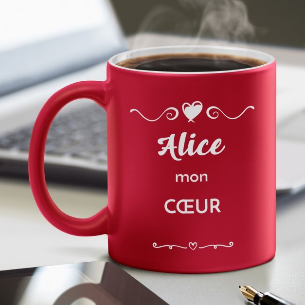 Tasse rouge en céramique fond blanc avec personnalisation pour femme saint valentin