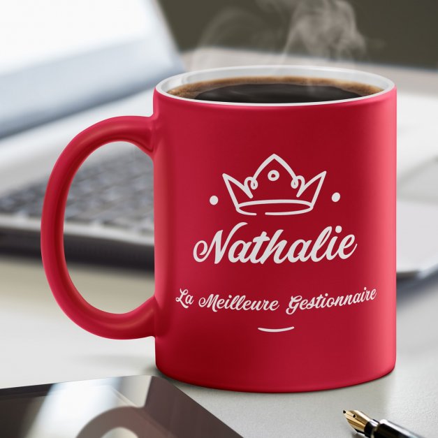 Tasse rouge en céramique fond blanc avec personnalisation pour gérant promotion au travail