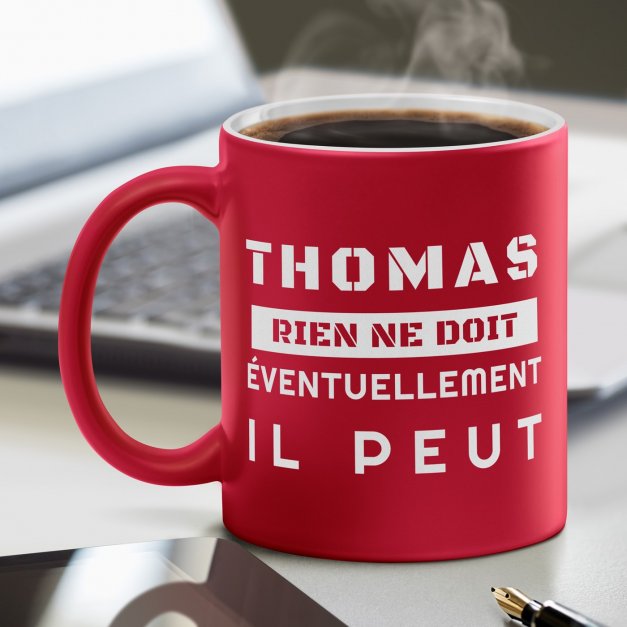 Tasse rouge en céramique fond blanc avec personnalisation pour lui retraité salarié