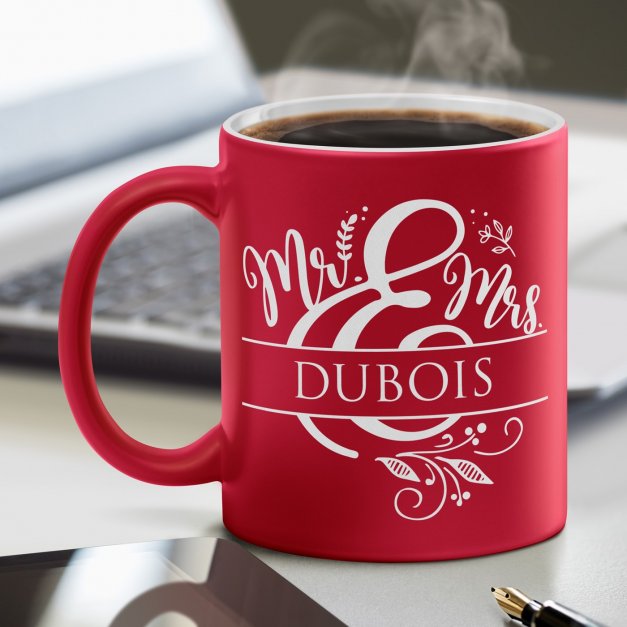 Tasse rouge en céramique fond blanc avec personnalisation pour couple anniversaire mariage