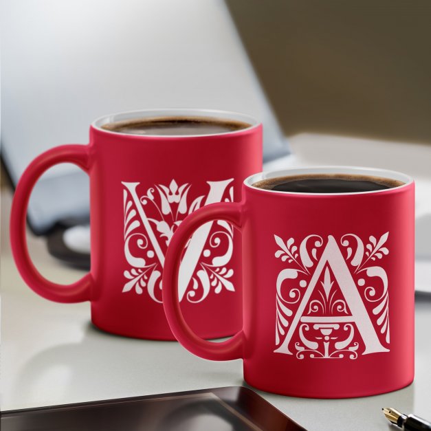 Set de 2 tasses rouges en céramique fond blanc avec personnalisation initiales pour couple mariage noel