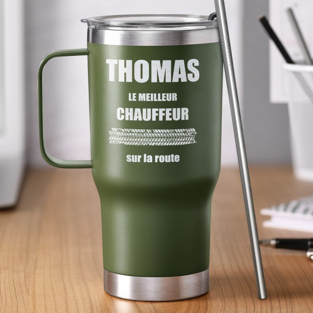Mug de voyage vert avec gravure pour l'anniversaire d'un chauffeur