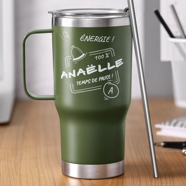 Mug de voyage vert avec gravure pour l'anniversaire d'une étudiante