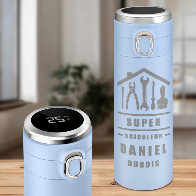 Tasse isotherme bleue avec gravure avec un affichage LED pour un bricoleur