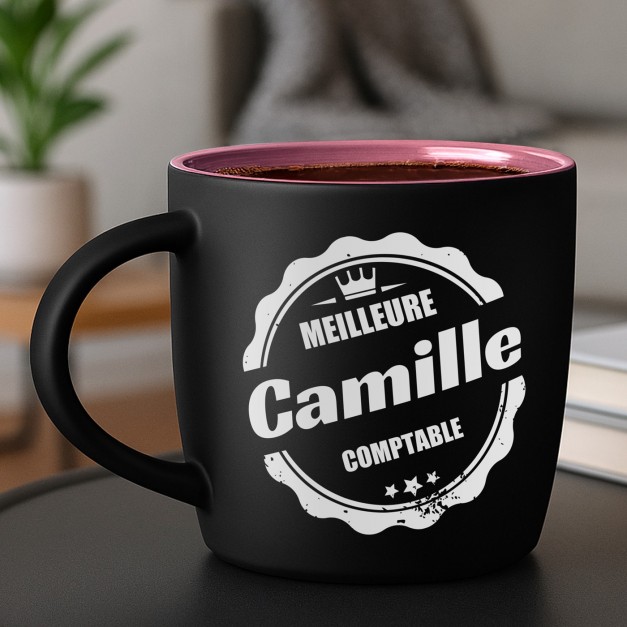 Tasse en céramique noire mate et fond rose avec personnalisation pour l'anniversaire d'une amie comptable