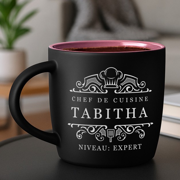 Tasse en céramique noire mate et fond rose avec gravure pour l'anniversaire d'un chef de cuisine