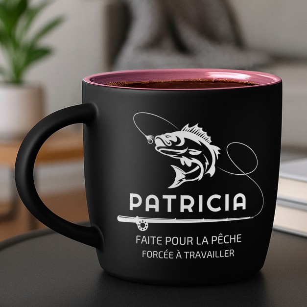 Tasse en céramique noire mate et fond rose avec personnalisation pour l'anniversaire d'un ami pêcheur