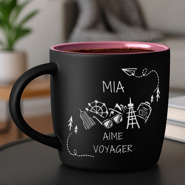 Tasse en céramique noire mate et fond rose avec gravure pour l'anniversaire d'une amie passionnée de voyage