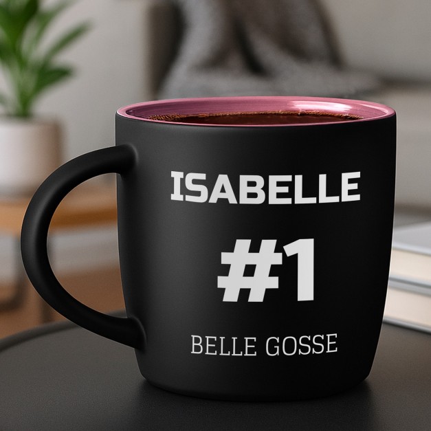 Tasse en céramique noire mate et fond rose avec personnalisation pour l'anniversaire d'un copain