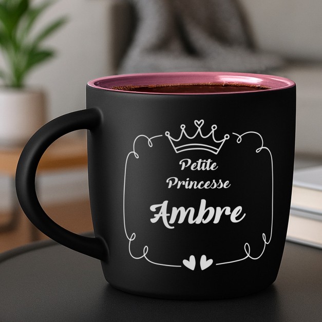 Tasse en céramique noire mate et fond rose avec gravure pour l'anniversaire d'une filleule