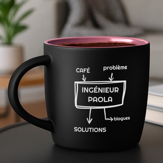 Tasse en céramique noire mate et fond rose avec gravure pour l'anniversaire d'un ingénieur