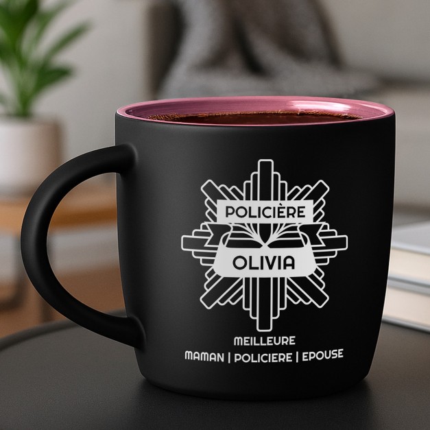 Tasse en céramique noire mate et fond rose avec personnalisation pour l'anniversaire d'un mari policier