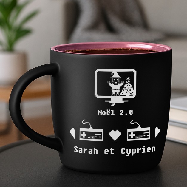 Tasse en céramique noire mate et fond rose avec gravure pour elle et pour lui pour Noël