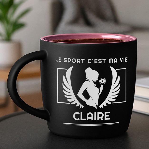 Tasse en céramique noire mate et fond rose avec gravure pour une femme fitness