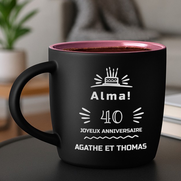 Tasse en céramique noire mate et fond rose avec personnalisation pour une amie pour ses 40 ans