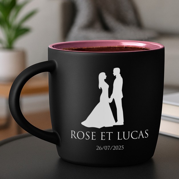 Tasse en céramique noire mate et fond rose avec gravure pour un couple pour mariage