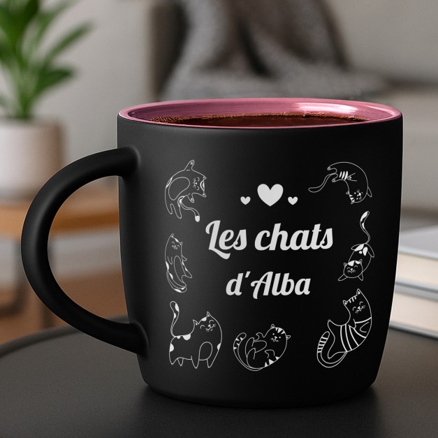 Tasse en céramique noire mate et fond rose avec personnalisation pour l'anniversaire d'une fan de chat