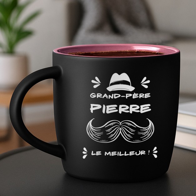 Tasse en céramique noire mate et fond rose avec gravure pour l'anniversaire d'un papy