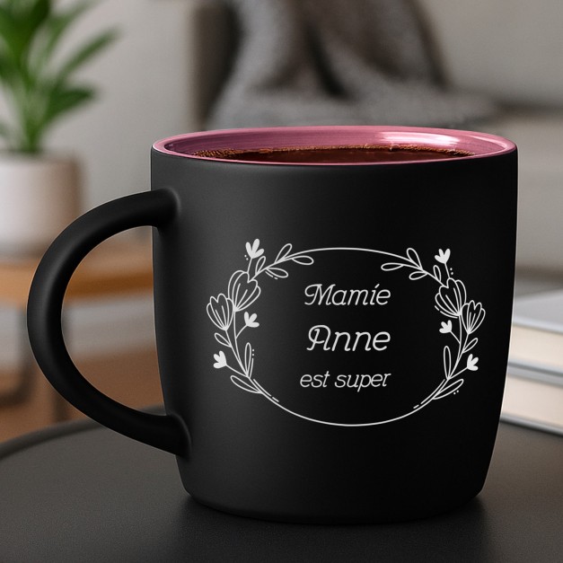 Tasse en céramique noire mate et fond rose avec personnalisation pour l'anniversaire d'une mamie