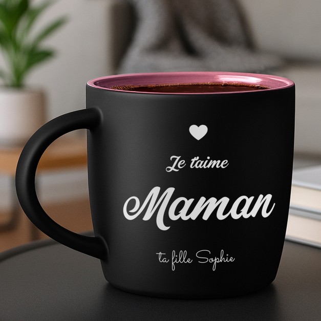 Tasse en céramique noire mate et fond rose avec gravure pour l'anniversaire d'une maman