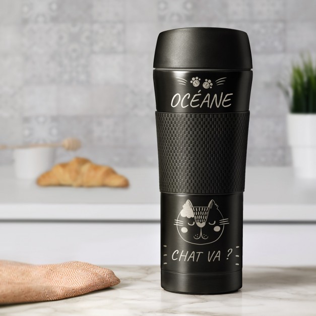 Bouteille isotherme noire avec revêtement antidérapant et gravure pour l'anniversaire d'une amie