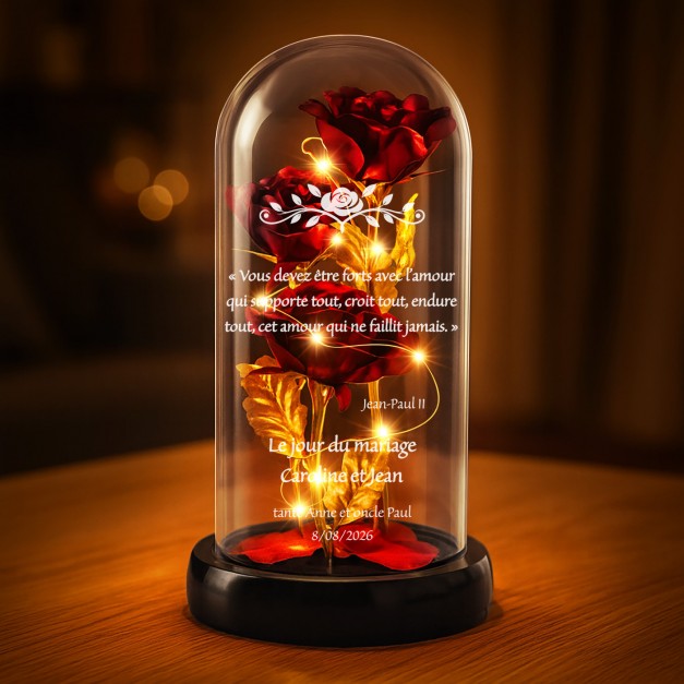 Rose éternelle rouge sous cloche en verre avec gravure et lumière LED pour des jeunes mariés