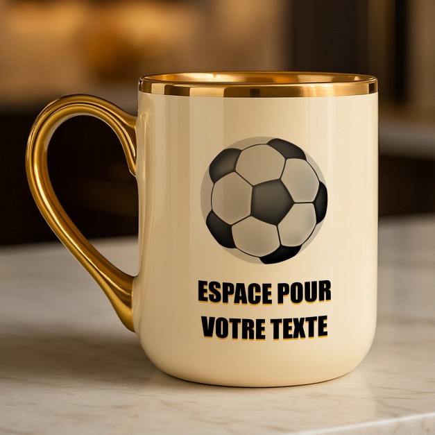 Tasse en céramique beige avec bord et anse dorés avec personnalisation pour le 18e anniversaire d'un passionné de foot
