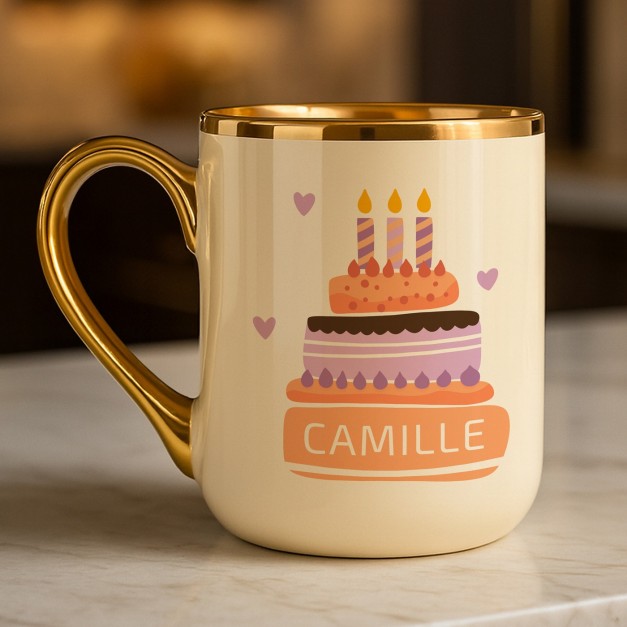Tasse en céramique beige avec bord et anse dorés avec personnalisation pour l'anniversaire d'une filleule