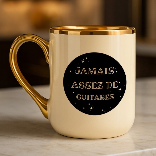 Tasse en céramique beige avec bord et anse dorés avec personnalisation pour l'anniversaire d'un guitariste
