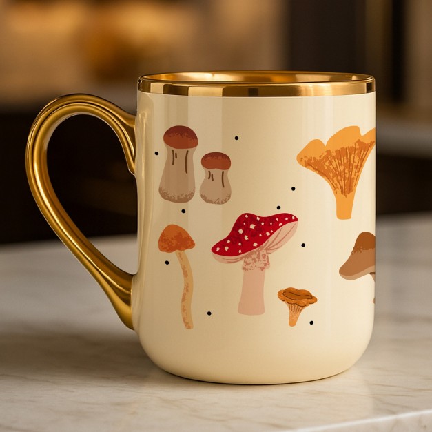 Tasse en céramique beige personnalisée avec bord et anse dorés avec impression pour l'anniversaire d'une cueilleuse de champigno