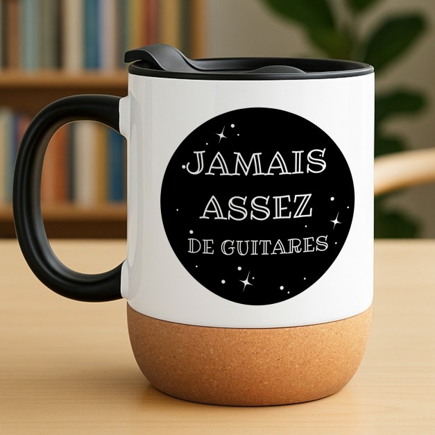 Mug blanc avec impression et couvercle pour un guitariste musicien