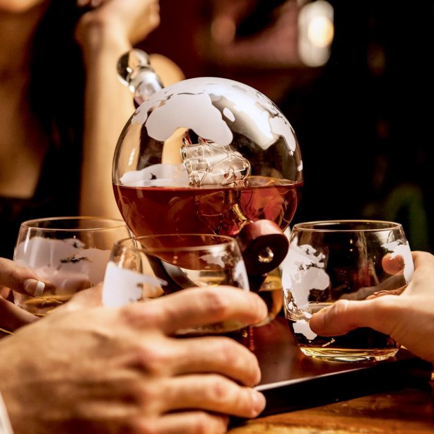 Carafe à whisky Globe avec bateau avec gravure sur 4 verres pour l'anniversaire d'un jeune homme