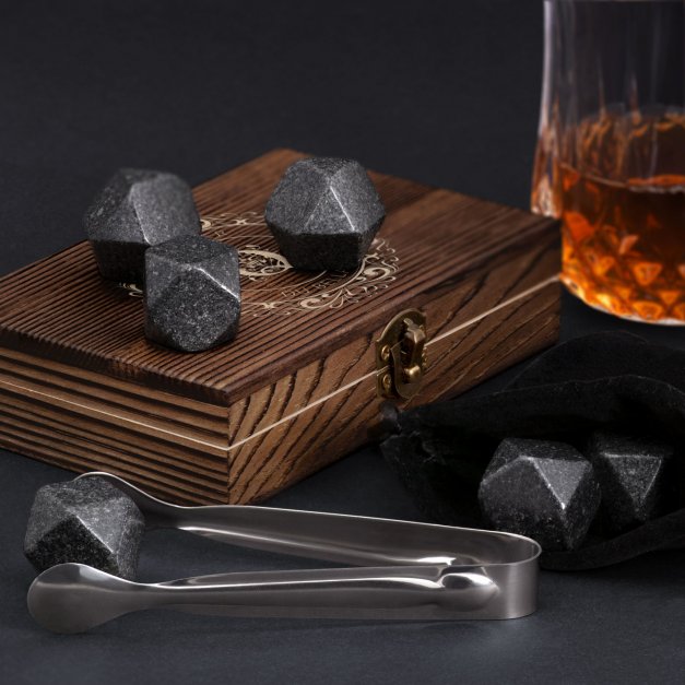 Pierres à whisky dans une boîte en bois personnalisée pour l'anniversaire d'un collègue