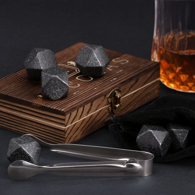 Pierres à whisky dans une boîte en bois personnalisée pour un mari pour l'anniversaire de mariage