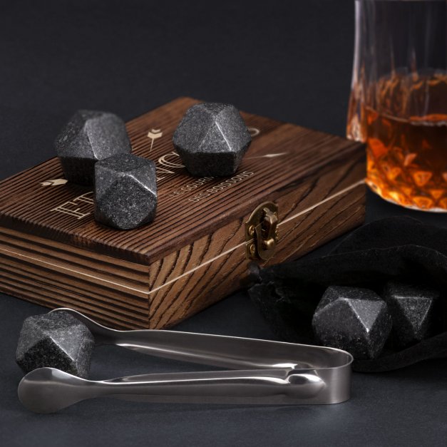 Pierres à whisky dans une boîte en bois avec gravure pour l'anniversaire d'un beau-frère