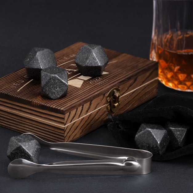 Pierres à whisky dans une boîte en bois avec gravure pour un copain pour l'enterrement de vie de garçon