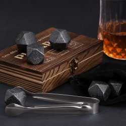 Pierres à whisky dans une boîte en bois personnalisée pour l'anniversaire d'un ami