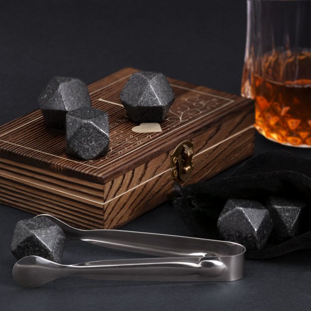 Pierres à whisky dans une boîte en bois avec gravure pour elle et pour lui pour mariage