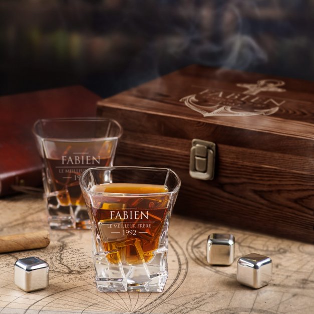 Pierres à whisky avec 2 verres gravés dans une boîte personnalisée pour l'anniversaire d'un frère