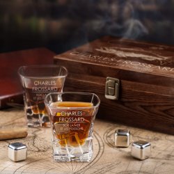 Pierres à whisky avec 2 verres gravés dans une boîte personnalisée pour l'anniversaire d'un parrain