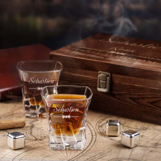 Pierres à whisky avec 2 verres gravés dans une boîte personnalisée pour un copain pour l'enterrement de vie de garçon