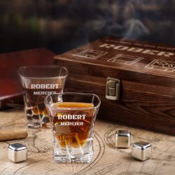 Pierres à whisky avec 2 verres gravés dans une boîte personnalisée pour l'anniversaire d'un collègue