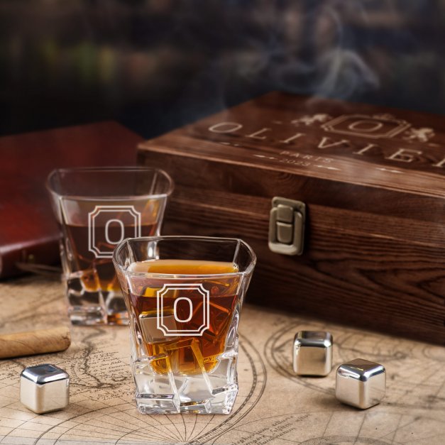 Pierres à whisky avec 2 verres gravés dans une boîte personnalisée pour l'anniversaire d'un copain